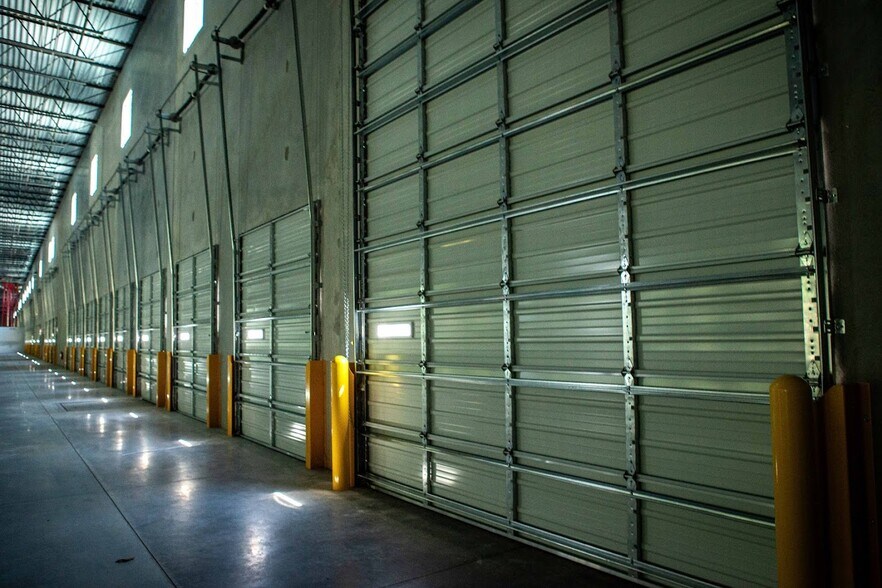 More Photos Of 5720 Trade Dr, Alpharetta Warehouse For Lease