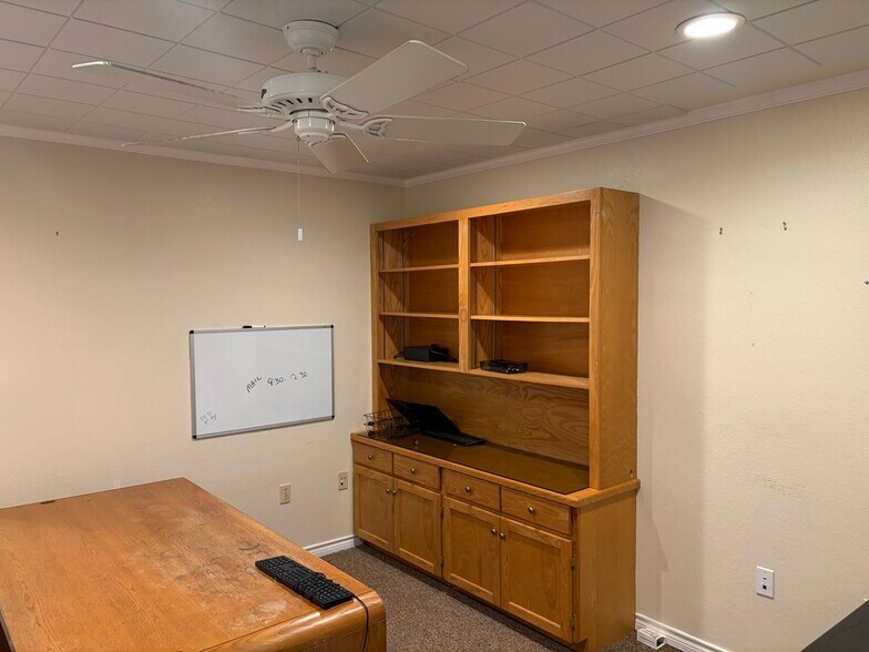 More Photos Of 2476 N Heideke St, Seguin Industrial For Sale