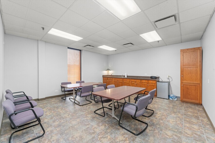 More Photos Of 16420 S Kilbourn Ave, Oak Forest Industrial For Sale