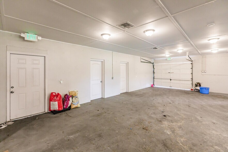 More Photos Of 19431 Palm Beach Blvd, Alva Flex For Lease