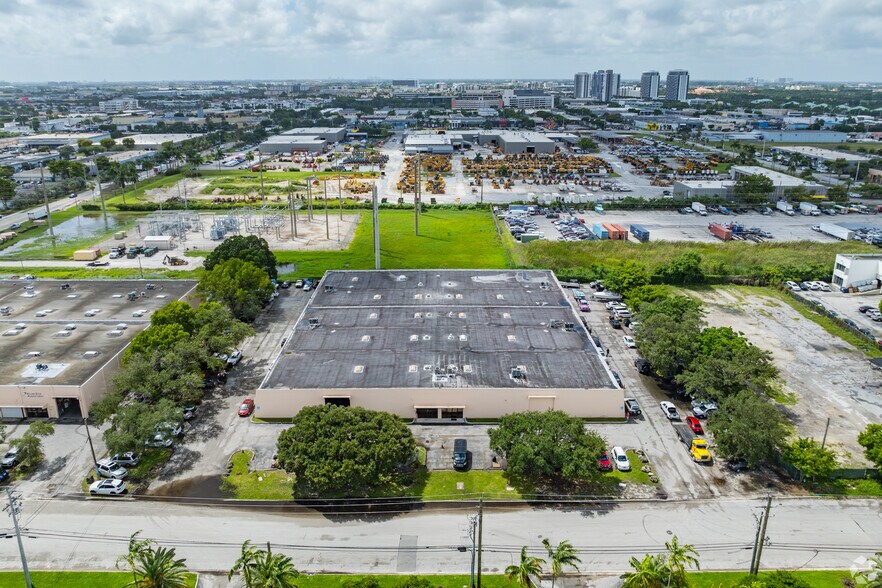 More Photos Of 6350-6370 NW 82nd Ave, Miami Light Manufacturing For Lease