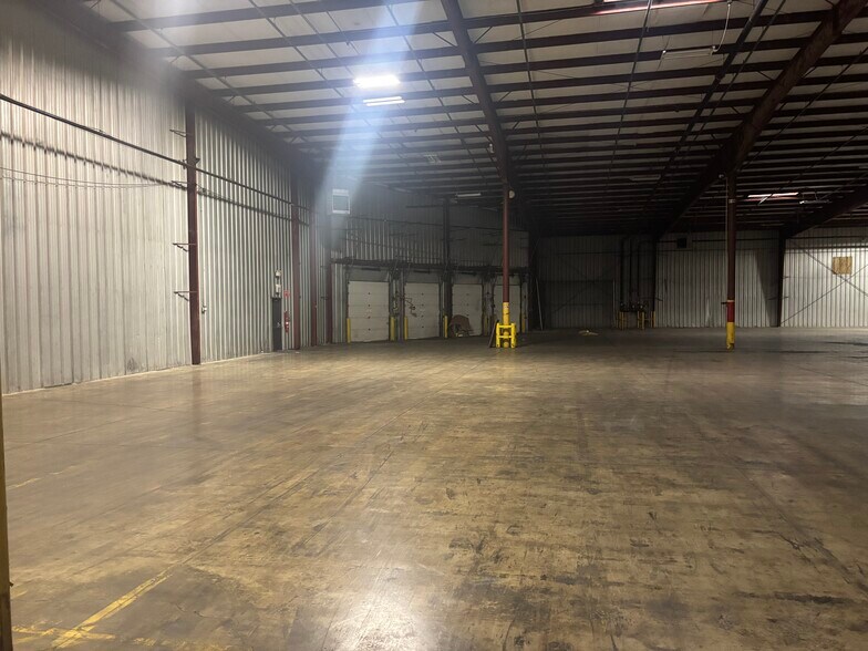 More Photos Of 150 Fox Sauk Rd, Ottumwa Warehouse For Lease