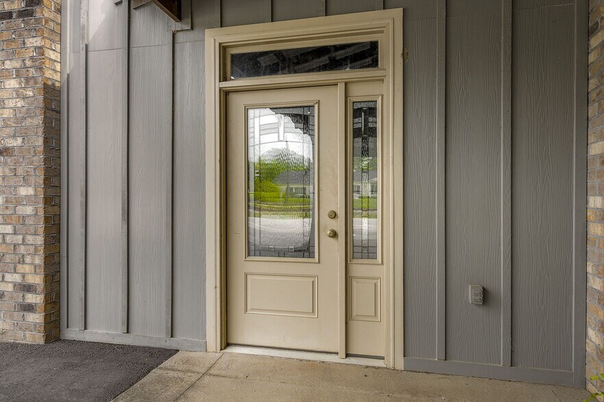 More Photos Of 505 E Main St, Clinton General Retail For Sale