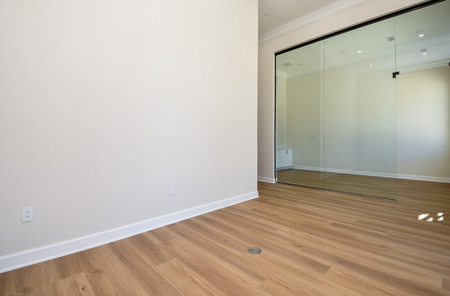 More Photos Of 1325 Main St, Katy Office For Lease