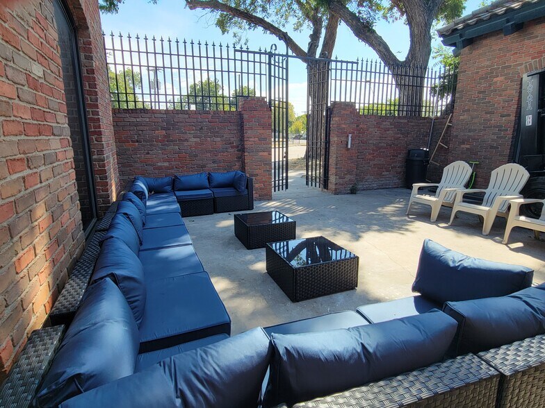 More Photos Of 2323 N Walton Walker Blvd, Dallas Office For Sale