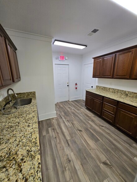 More Photos Of 202 E Weaver Ave, Alvarado Medical For Sale