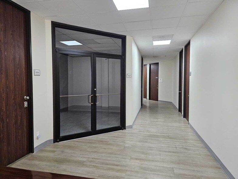More Photos Of 800 Tully Rd, Houston Office For Sale