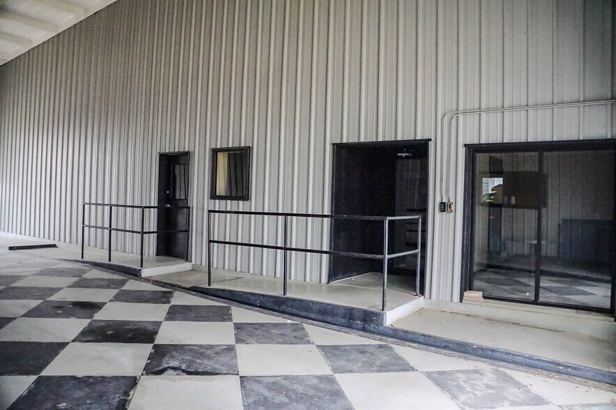 More Photos Of 3015 Fort Worth Hwy, Hudson Oaks Auto Dealership For Lease