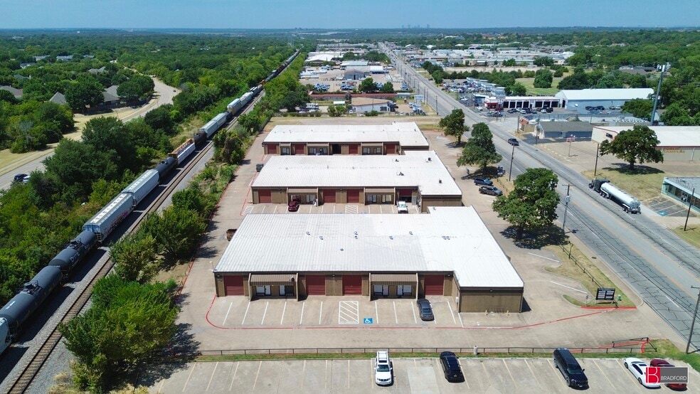 More Photos Of 1846 W Division St, Arlington Unknown For Lease