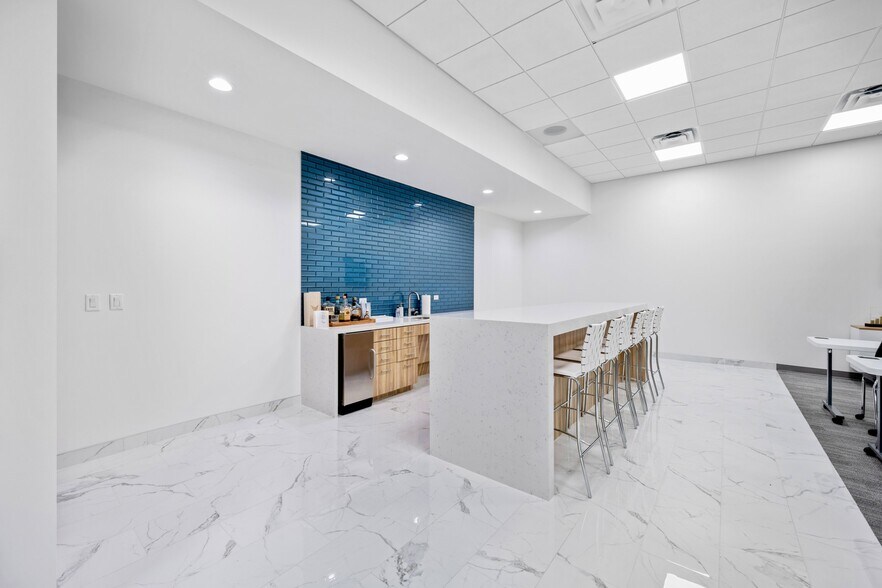 More Photos Of 4500-4540 Beltway Dr, Addison Showroom For Lease