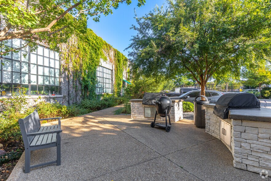 More Photos Of 4121 Commerce St, Dallas Unknown For Lease