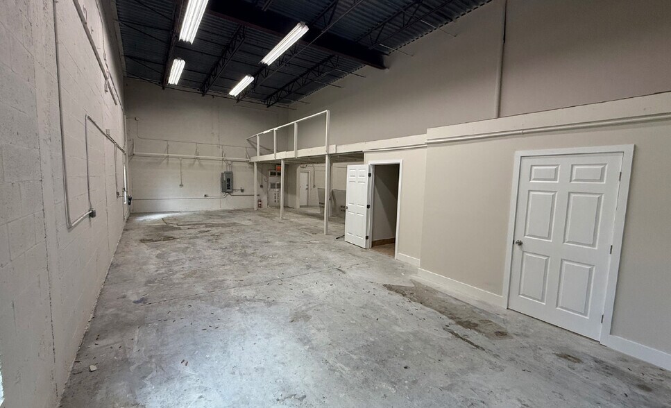 More Photos Of 3330-3382 SE Gran Park Way, Stuart Warehouse For Lease