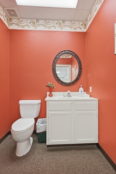 More Photos Of 2307 Missouri Ave, Carthage Light Distribution For Sale