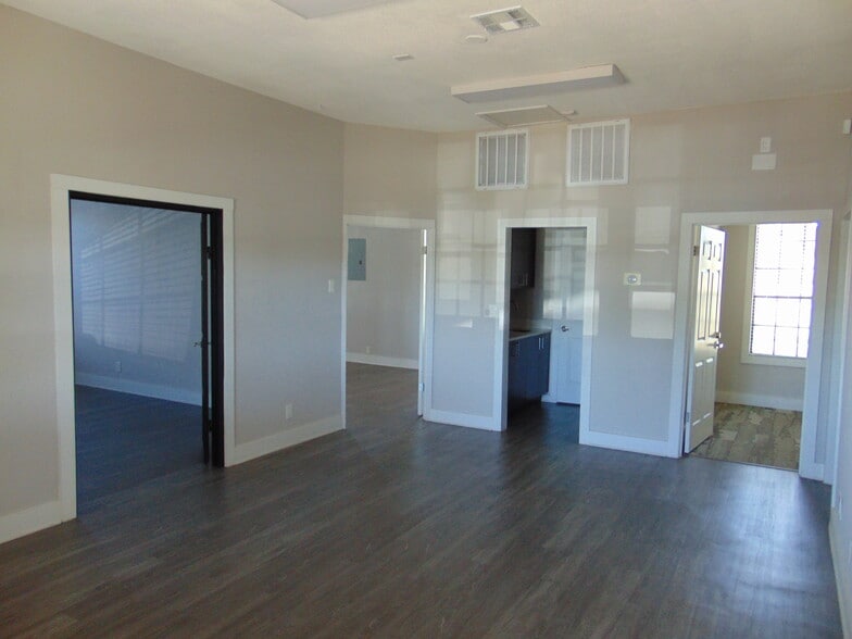 More Photos Of 151 E Mercer St, Dripping Springs Office For Lease