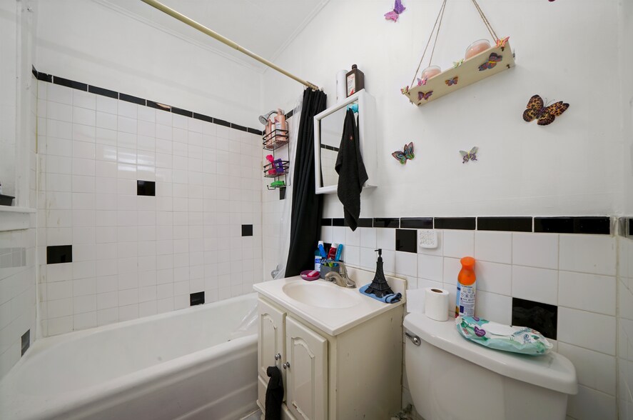 More Photos Of 4401-4407 W Iowa St, Chicago Apartments For Sale