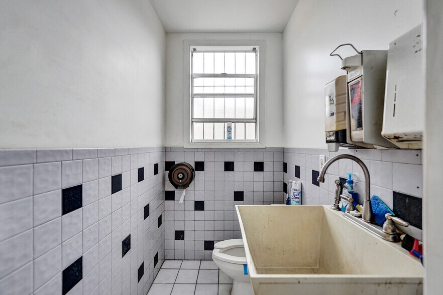 More Photos Of 121 SE 1st Ave, Dania Beach Auto Repair For Lease