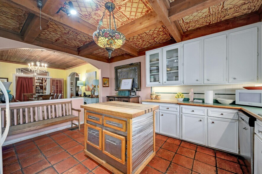 More Photos Of 23351 Ranch to Market 150 rd, Driftwood Specialty For Sale