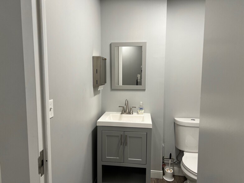 More Photos Of 5000 Lawndale Ave, Baltimore Office For Lease