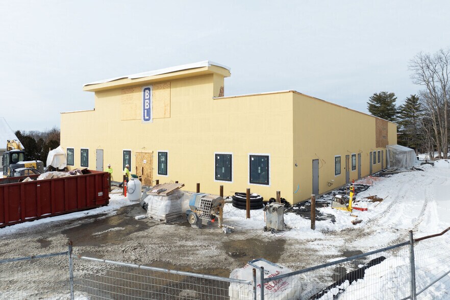 More Photos Of 5 Halfmoon Crossing Blvd, Clifton Park Freestanding For Lease