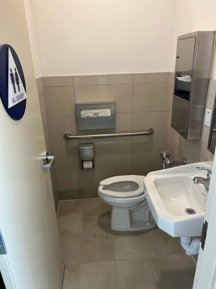 More Photos Of 908 1/2 S Main St, Salinas Storefront For Lease