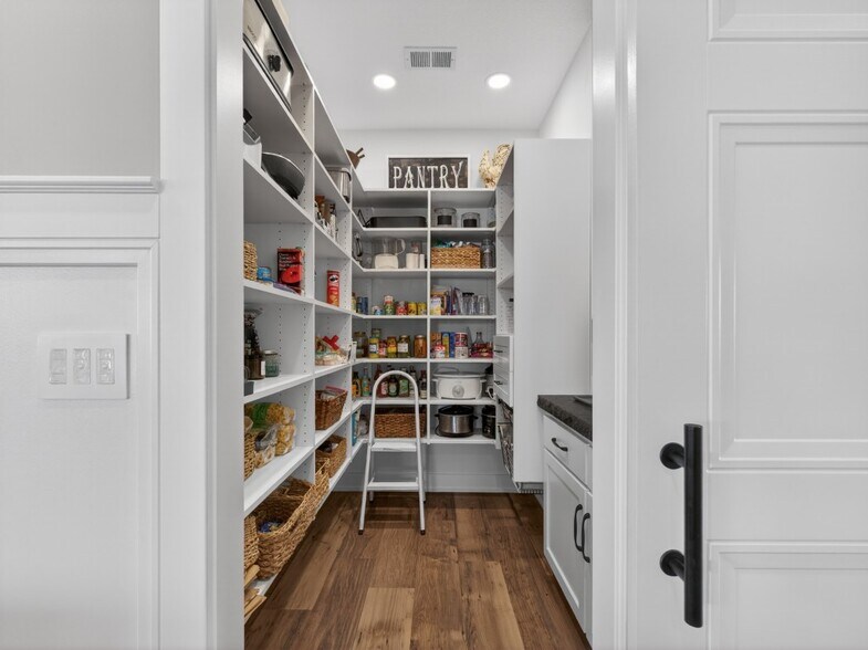 More Photos Of 15306 Covington Rd, Fort Wayne Flex For Sale