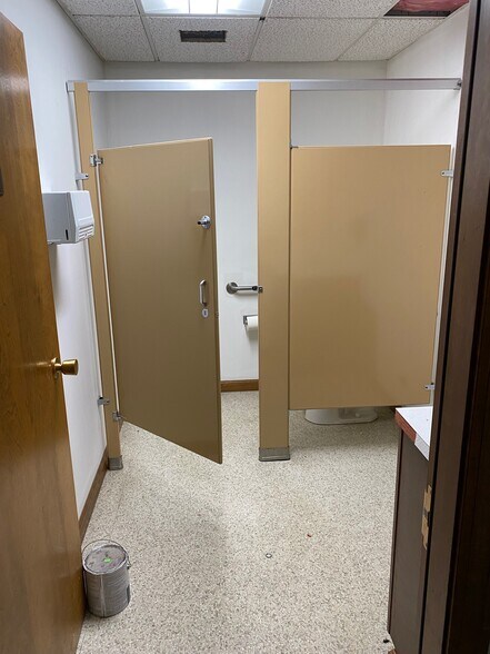 More Photos Of 110 W Walnut St, Kokomo Office For Lease