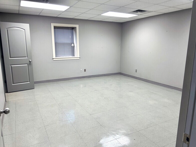 More Photos Of 1207 Butler St, Oxford Warehouse For Sale