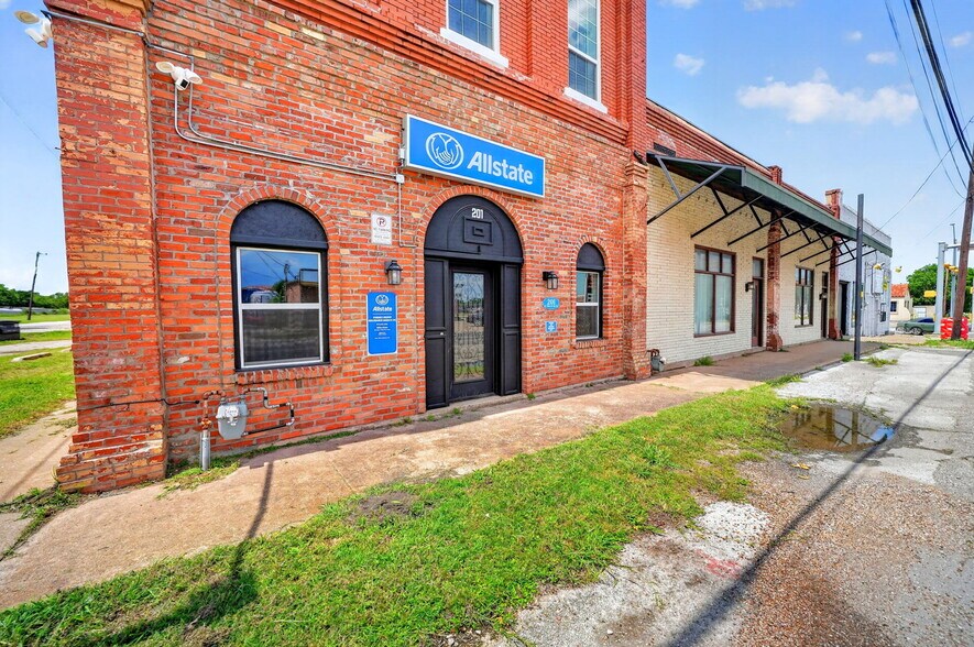 More Photos Of 201 N Bois D Arc St, Forney Storefront For Sale