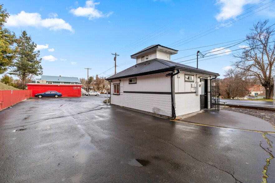 More Photos Of 1402 Oregon Ave, Klamath Falls General Retail For Sale