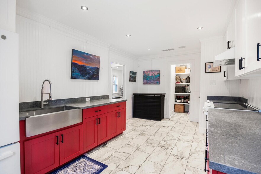 More Photos Of 505 Main, Blanco Office Residential For Sale