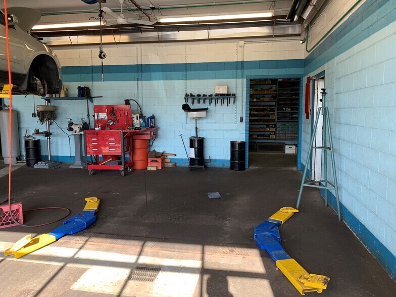 More Photos Of 1005 W Main St, Kent Auto Repair For Sale
