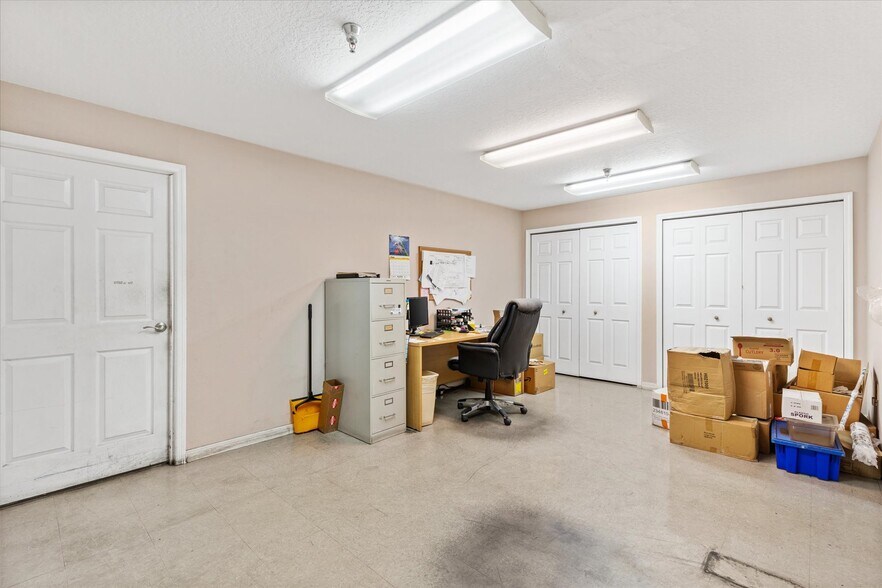 More Photos Of 1103 Thomas Ave, Leesburg Warehouse For Lease