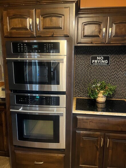 More Photos Of 911 E MacArthur St, Shawnee Showroom For Lease