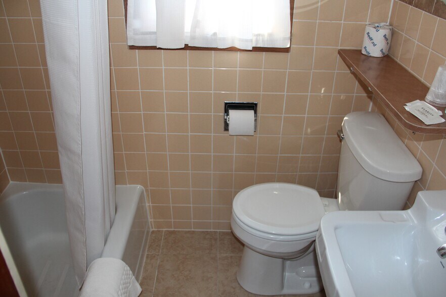 More Photos Of 115 N River St, Chamberlain Hotel For Sale