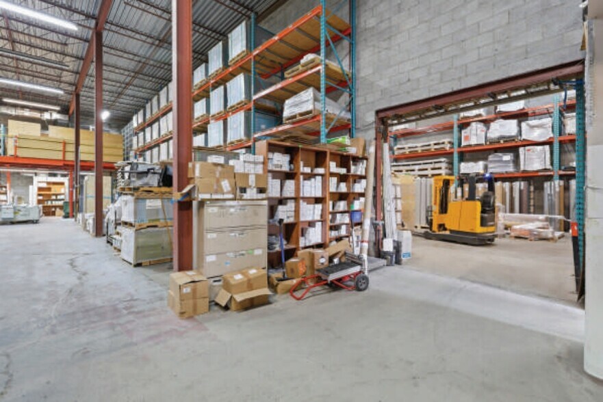 More Photos Of 8905 Boul Henri-Bourassa O, Saint-Laurent Showroom For Sale