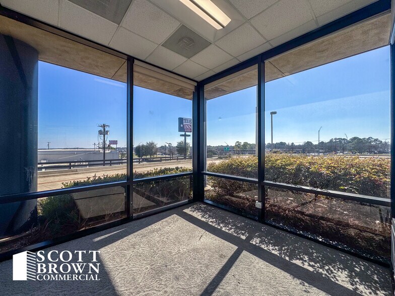 More Photos Of 1001 S Interstate 35 E, Denton Storefront Retail Office For Lease