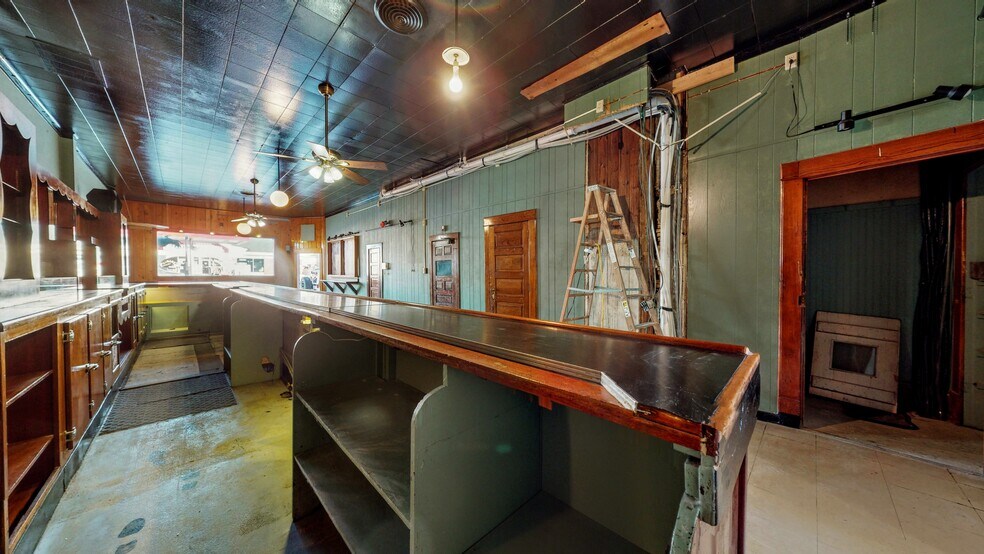More Photos Of 209 S Main St, Jefferson General Retail For Sale