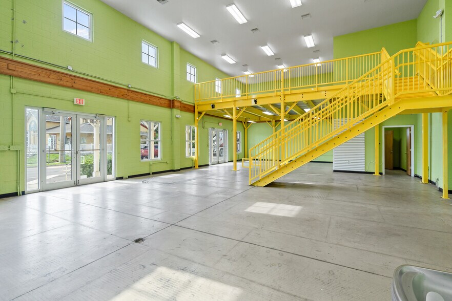 More Photos Of 410 S Hopkins Ave, Titusville Storefront For Lease