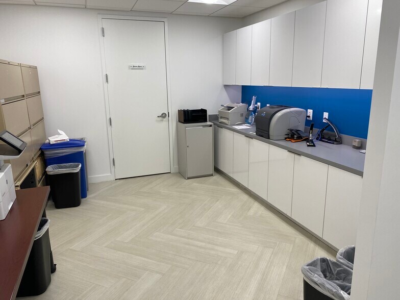 More Photos Of 225 Reinekers Ln, Alexandria Office For Lease