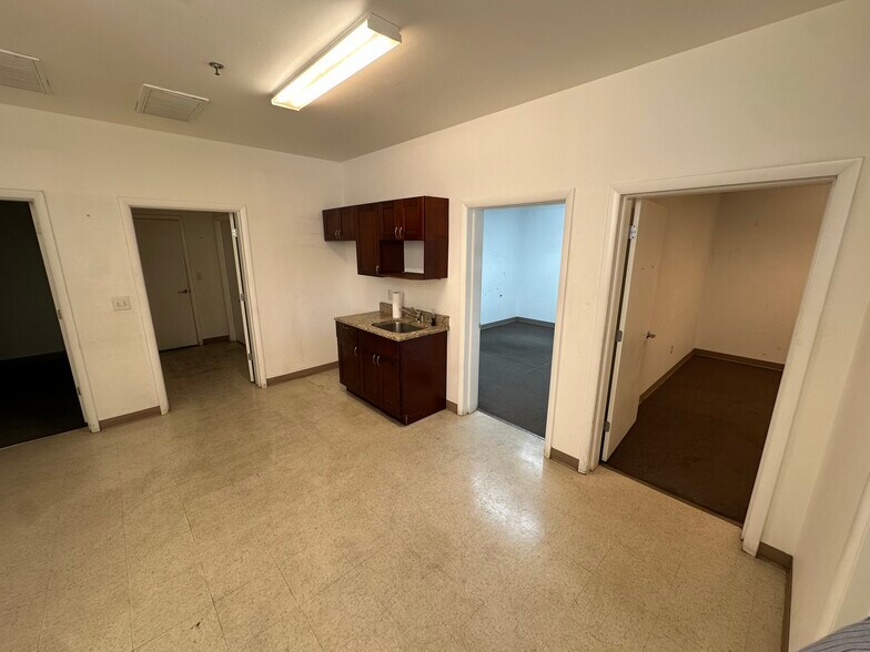 More Photos Of 4151 118th Ave N, Clearwater Warehouse For Lease