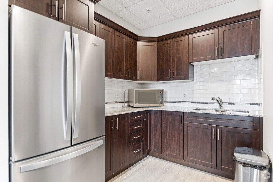 More Photos Of 550 Park Av W, Chatham Apartments For Sale