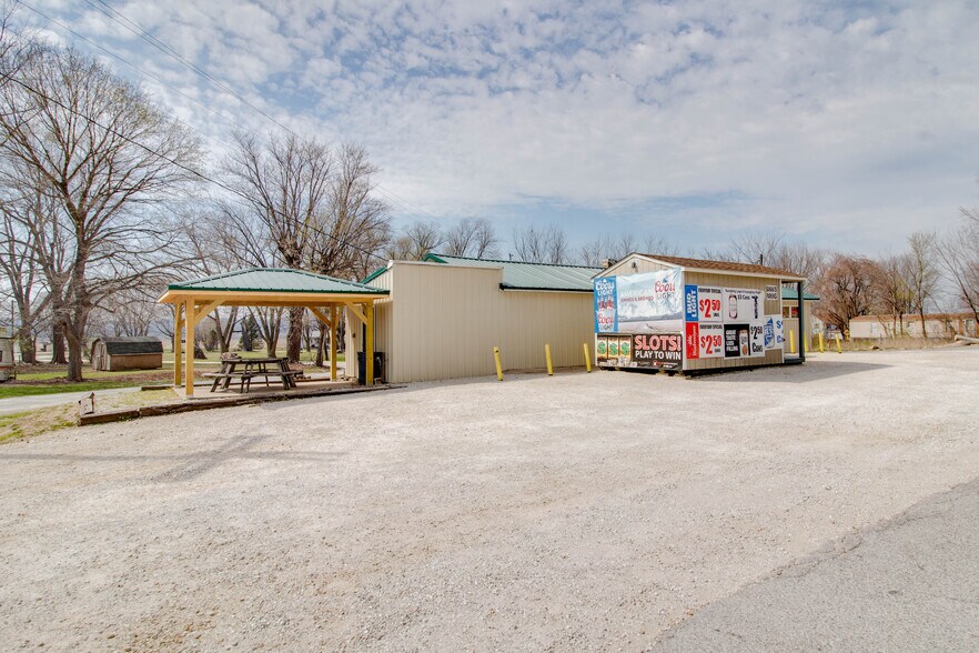 More Photos Of 20861 IL-100, Fieldon Specialty For Sale