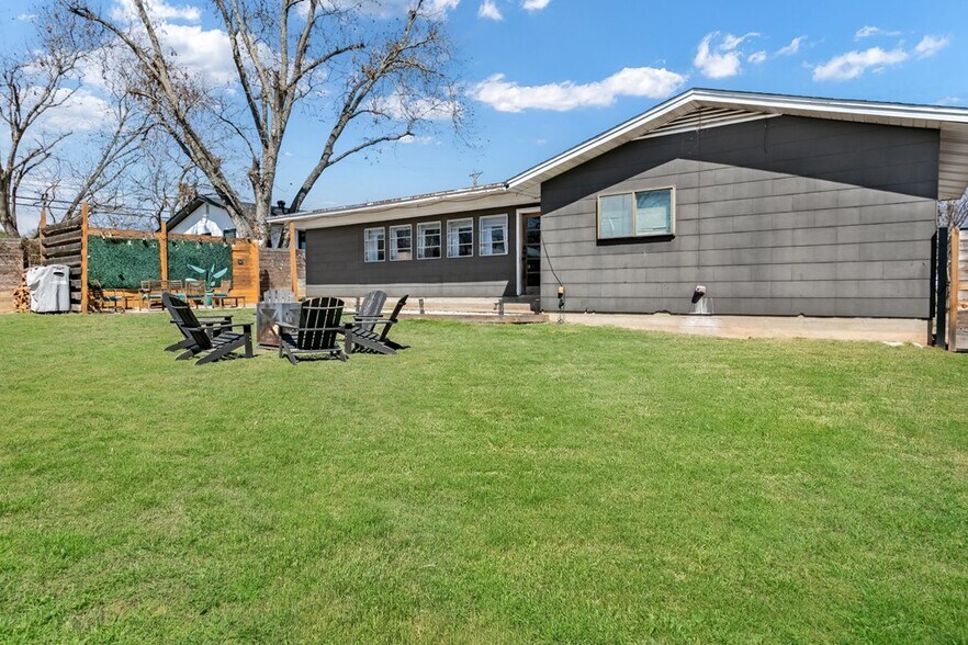 More Photos Of 333 W Burbank St, Fredericksburg Specialty For Sale