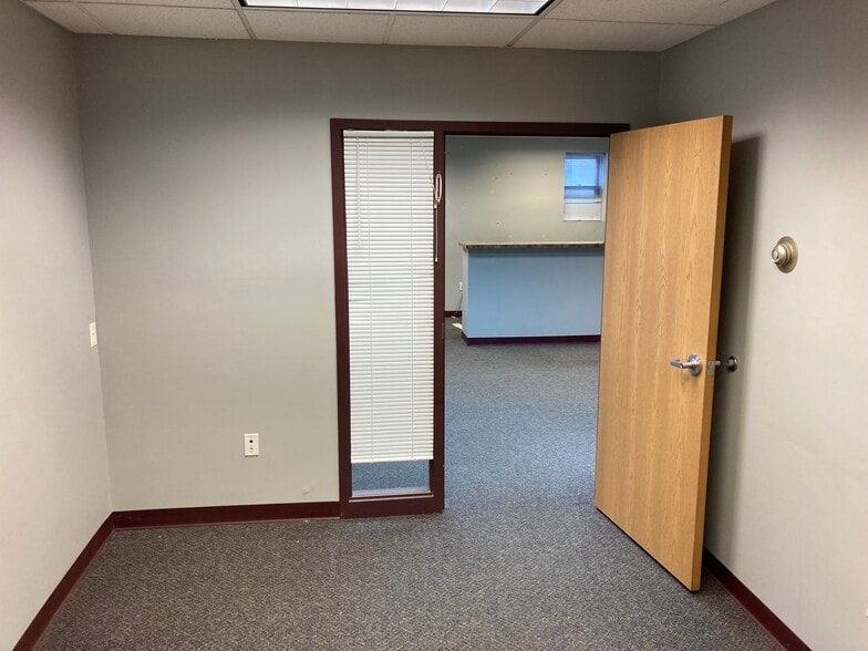 More Photos Of 831 E 2nd St, Duluth Office For Sale