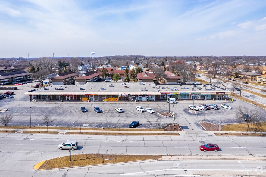 More Photos Of 3921-3953 S 76th St, Milwaukee Freestanding For Lease