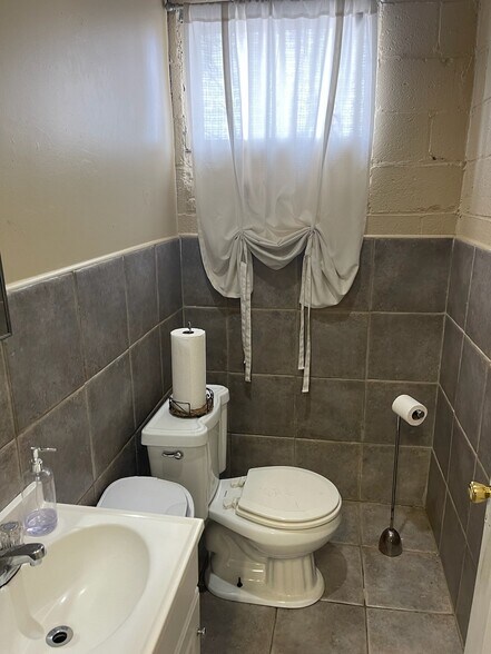 More Photos Of 10 Squirrelwood Rd, Woodland Park Warehouse For Lease