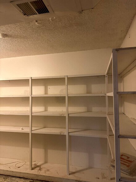 More Photos Of 1844 Benton Blvd, Kansas City Specialty For Lease
