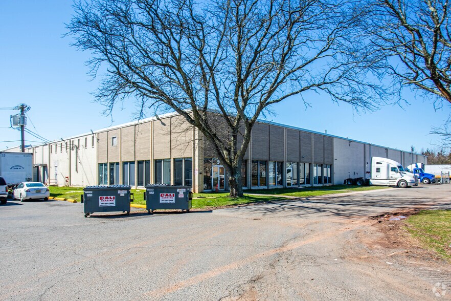 More Photos Of 9 Taylor Rd, Edison Warehouse For Lease