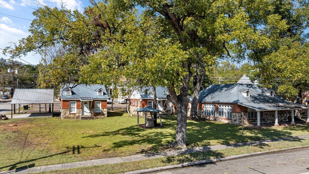 More Photos Of 301 NE Barnard St, Glen Rose Office For Sale