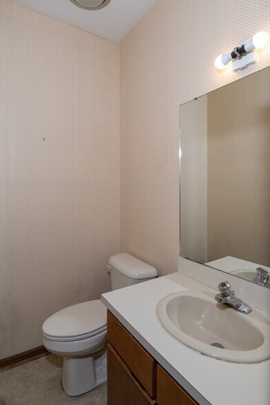 More Photos Of 3830 Rosemont Dr, Columbus Office For Sale